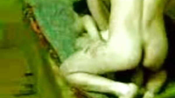 ஒல்லியான அழகி அழகி தனது வழுக்கைப் புண்டையை விரல்களால் துடிக்கிறாள்