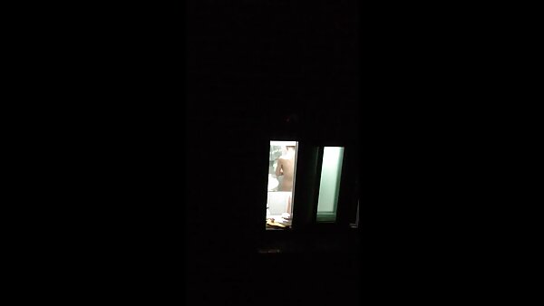 செக்ஸ்-அப்பீல் ஹாட்டி லிண்டா சூடான இரத்தம் கொண்ட பையனால் புணர்ந்து ஜிஸ் செய்யப்பட்டார்