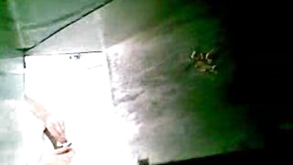 ஒரு காய்ச்சலுடைய வீரியம் மிக்க கூந்தல் கொண்ட ஸ்லட்டி குஞ்சுகளின் இரட்டையர்களை பேராசையுடன் கெடுக்கிறது