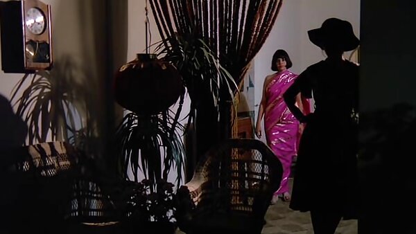 ஹேரி புஸ்ஸியுடன் கூடிய ஃபிஸ்டி ரெட்ஹெட் ஸ்லட் ஒரு சிறையில் நாய்க்குட்டி பாணியை புணர்ந்தார்