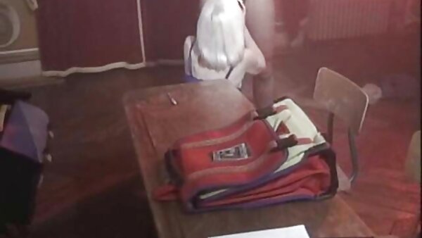 கௌகேர்ல் பொசிஷனில் கனமான உடலுடன் கூடிய செம்மல் சவாரி செய்கிறார்