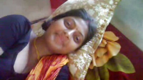 டாட்டூ குத்தப்பட்ட இரண்டு உப்பு லெஸ்பியன் தோழிகளான ஹோலி ஹார்ட் மற்றும் ரெமி லாக்ரோயிக்ஸ் ஆகியோரின் ஸ்டிக்கர்