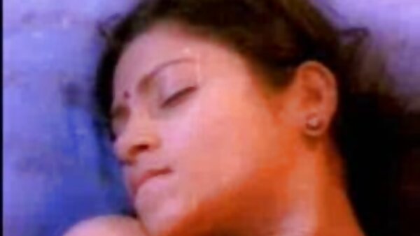 செக்ஸ் ஹங்கிரி ப்ளாண்டி ஸ்வீட்க் கேட் தனது ட்வாட்டை விரல்களால் குத்துகிறது