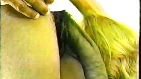 அழகான டீன் லிஸ் அவளது பெண் குழந்தையுடன் விளையாடுகிறார்