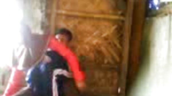 ஸ்டெல்லா காக்ஸ் பெரிய மார்பகங்களைக் கொண்ட அழகான குழந்தை ஜூசி கழுதையின் மீது கம்ஷாட் எடுக்கும்